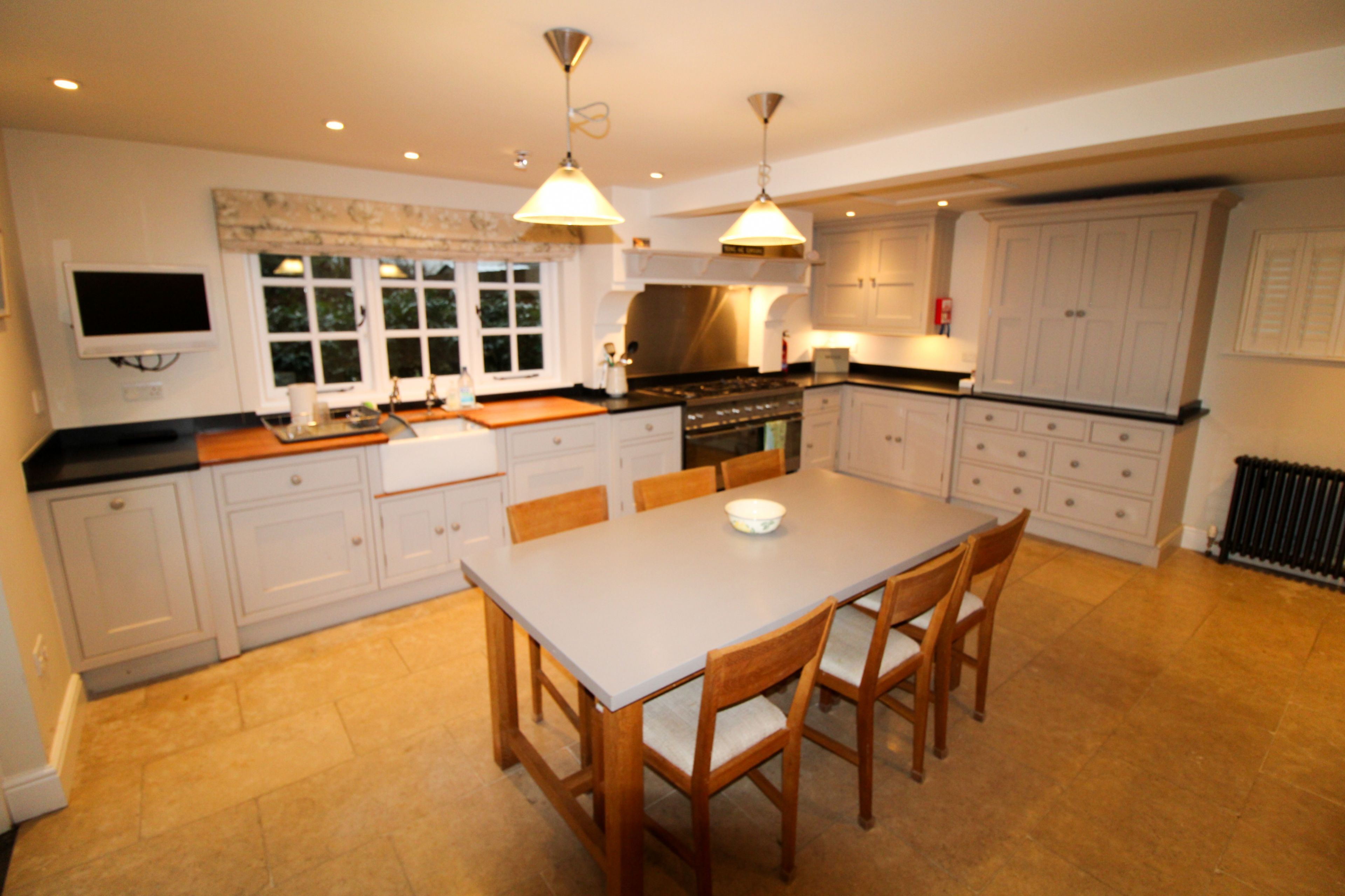 Een koelkast, een microgolfoven, een vaatwasser