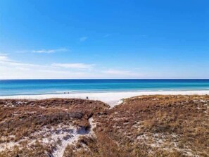 On the beach, sun-loungers, beach towels - Luxury Family Laguna Sunrise - Golf Cart - Pool - Beach (Panama City Beach)