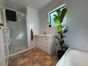 Shower, hair dryer, towels, soap - Angler’s Eldorado - minutes from the beach (Paihia)