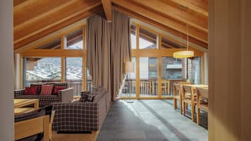 Penthouse Superior, pemandangan gunung | Area keluarga | Televisi 40-inci dengan saluran TV kabel
