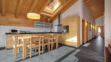 Penthouse Superior, pemandangan gunung | Dapur pribadi | Lemari es, microwave, oven, dan kompor