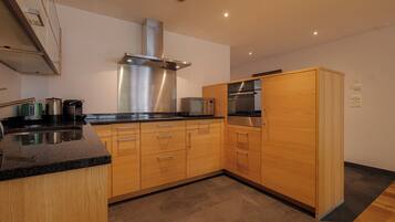 Superior Apartment, Mountain View | Private kitchen | Fridge, microwave, oven, stovetop