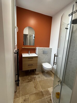 Suihku, hiustenkuivaaja, pyyhkeet, saippua