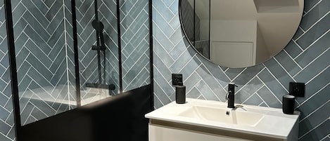 Douche, séchoir à cheveux, serviettes fournies, savon