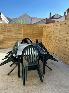 Outdoor dining - To the hillside butterfly (Magenta)