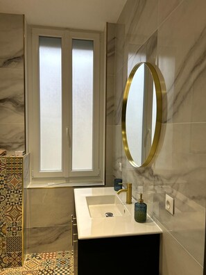 Douche, séchoir à cheveux, serviettes fournies, savon