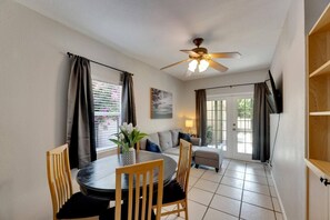 Interior - Hilda`s Hideaway (Tampa)