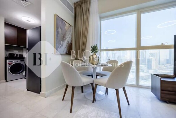 منطقة تناول الطعام للأزواج