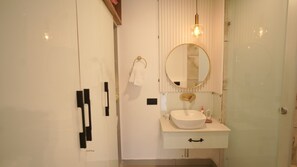 Shower, jetted bath, hair dryer, bidet - Escape to Amber Moon – Private Luxury Villa in Kumarhatti (Dharampur)