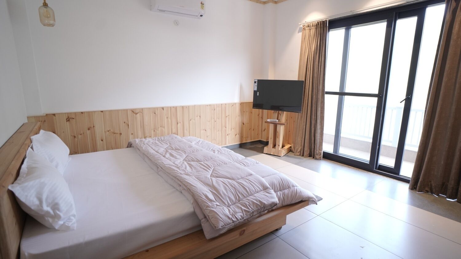 Iron/ironing board, Internet, bed sheets