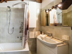 Bathroom - Beautiful  villa for 5 guests with WIFI (San Biagio Della Cima)