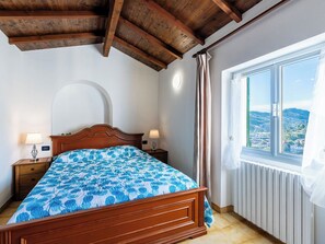 Travel crib, free WiFi