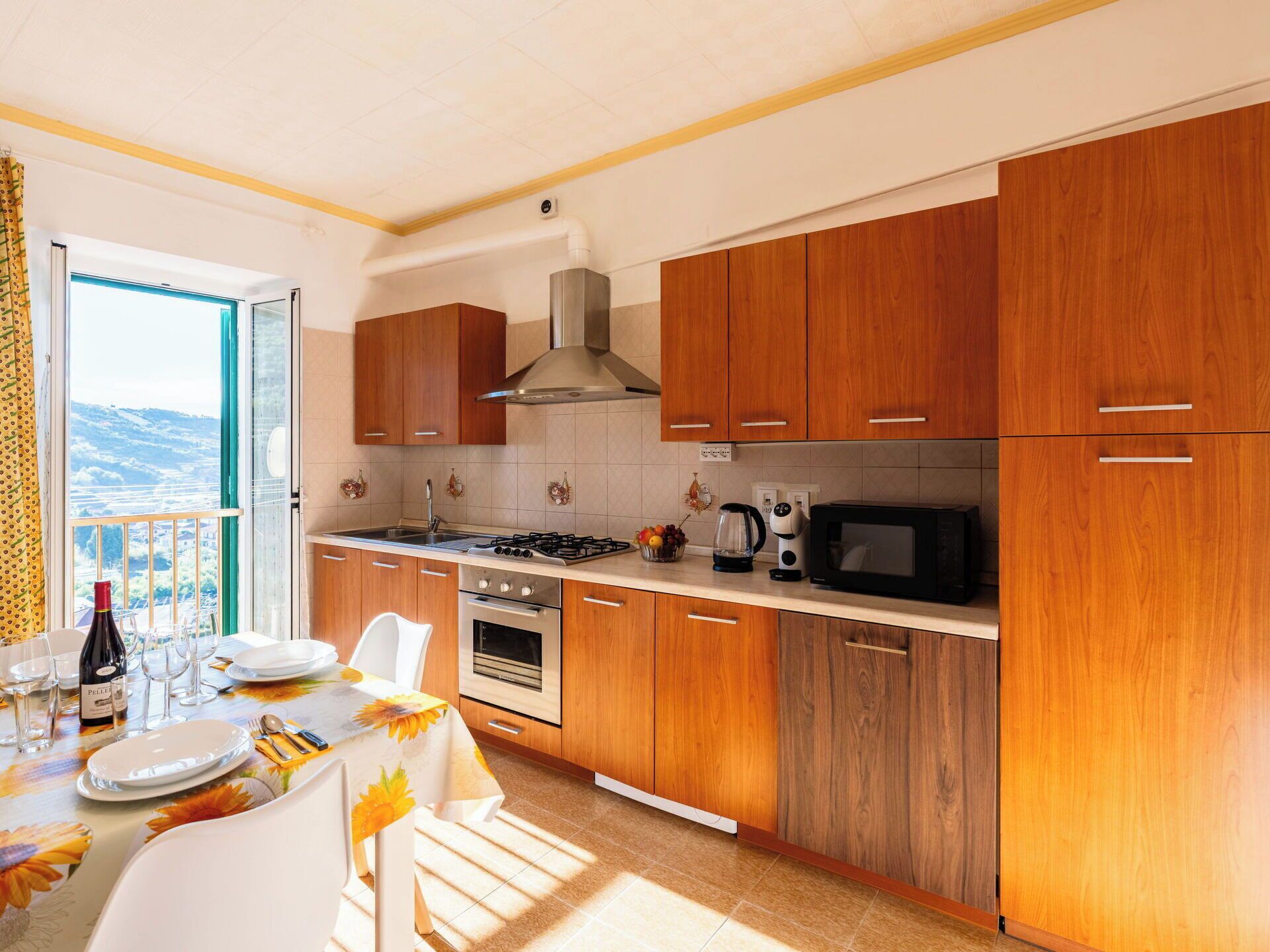 Micro-ondes, four, lave-vaisselle, chaise haute