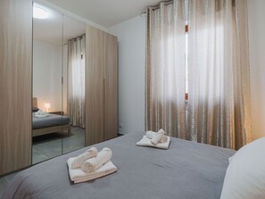Travel cot, free WiFi, bed sheets - Cosy apartment for 6 guests with WIFI, A/C, TV and patio (Viareggio)