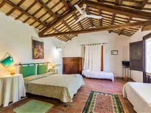 Travel crib, free WiFi