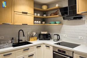 Basic-Apartment | Eigene Küche | Kühlschrank, Mikrowelle, Ofen, Herdplatte