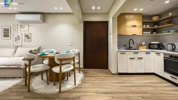 Basic-Apartment | Eigene Küche | Kühlschrank, Mikrowelle, Ofen, Herdplatte