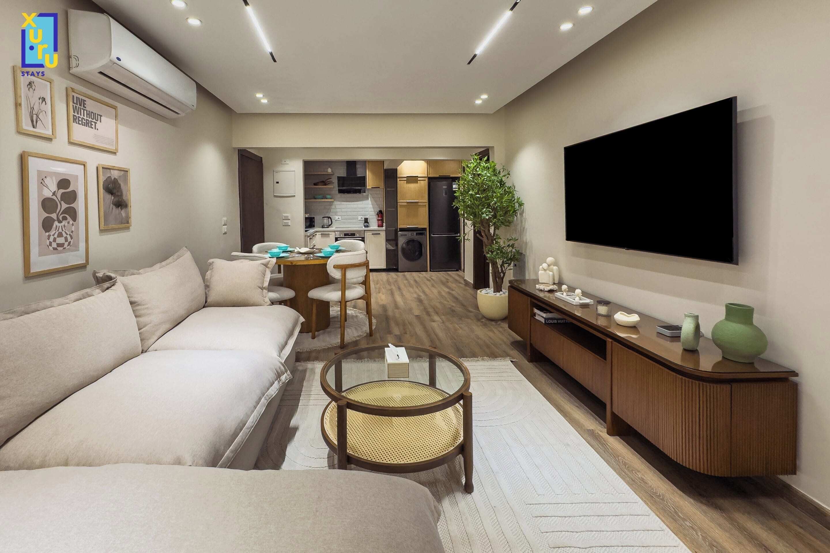 Basic-Apartment | Wohnbereich | 55-Zoll-Fernseher mit Satellitenempfang