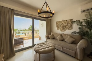 Leilighet – basic | Oppholdsområde | En 55-tommers TV med kabel-kanaler