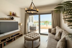 Apartamento básico | Zona de estar | Televisión de 55 pulgadas con canales por cable