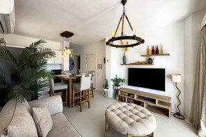 Apartamento básico | Zona de estar | Televisión de 55 pulgadas con canales por cable