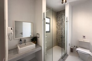Basic Apartment | Bathroom | Eco-friendly toiletries, hair dryer, towels, soap