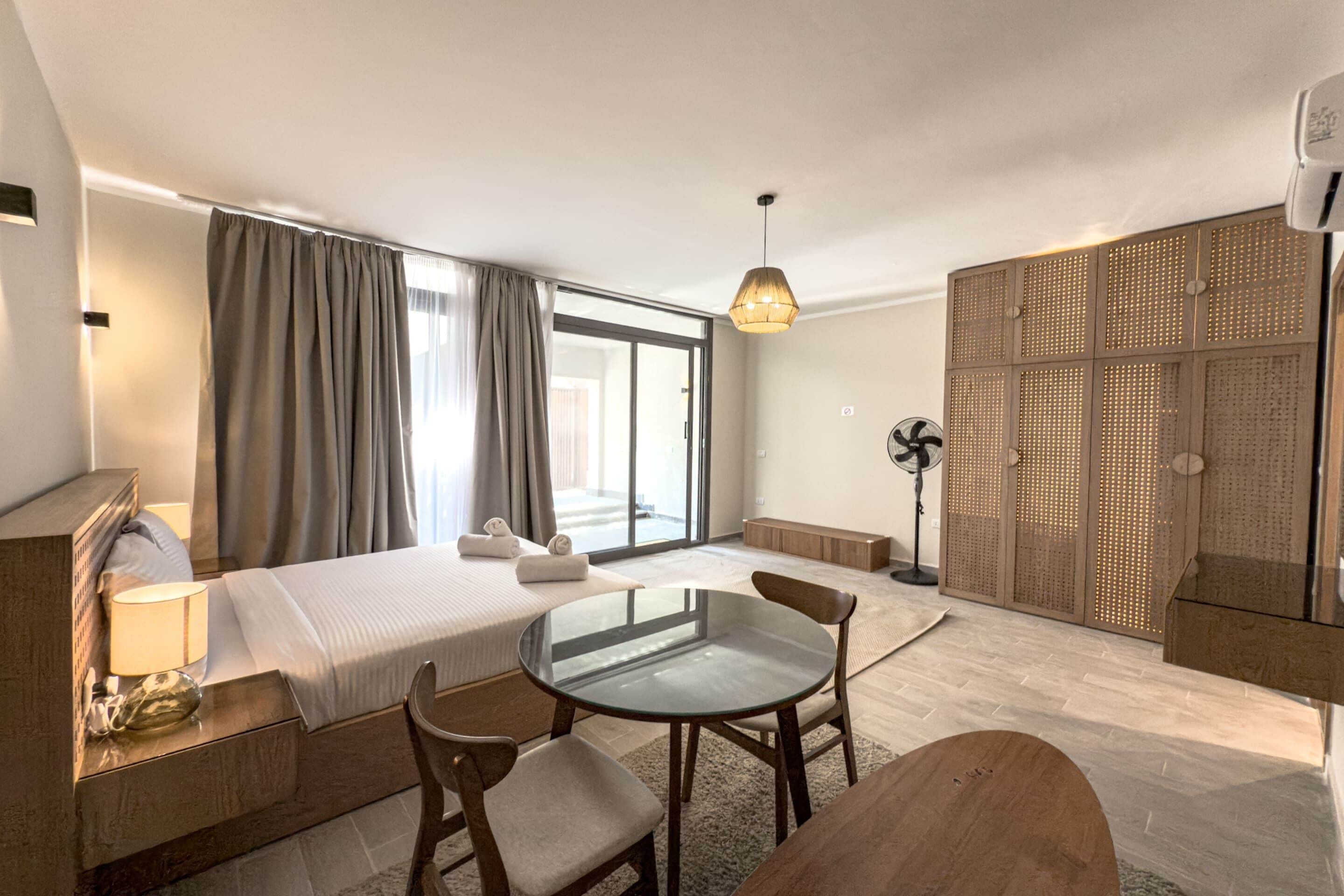 3 habitaciones, tabla de planchar con plancha y ropa de cama 