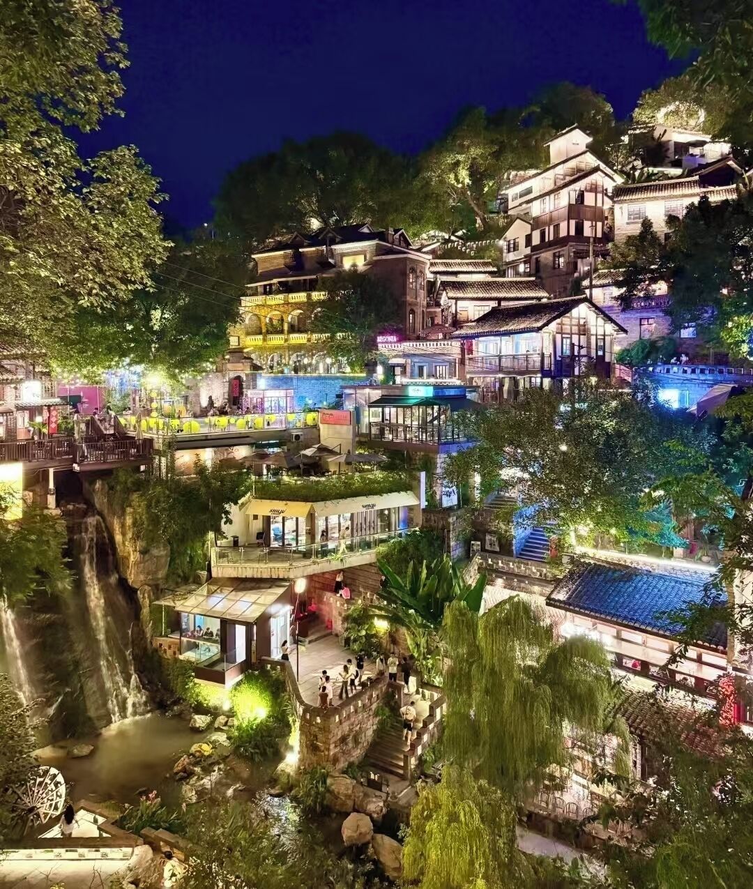 Un conjunto arquitectónico tradicional de varios niveles con diversas comodidades, incluyendo un restaurante y una plataforma de observación.