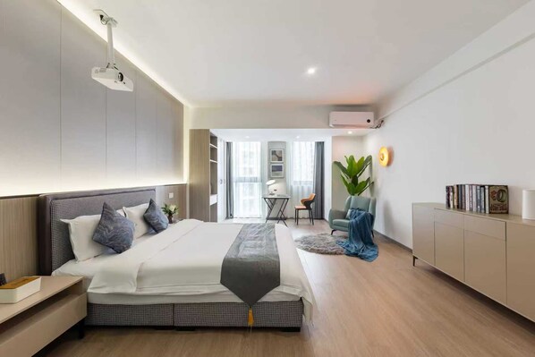 Comfort Apartment, 1 Queen Bed, Garden View | Desk, laptop workspace, free WiFi, bed sheets - Deer's Return - Riverside Summer Homestay - Beibin Road (Chongqing)