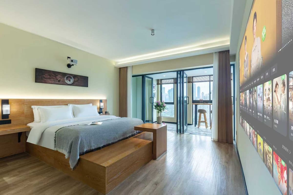 Espacio para trabajar con laptop, wifi gratis y ropa de cama