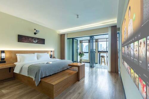 Superior Apartment, 1 Queen Bed, Non Smoking, River View | Desk, laptop workspace, free WiFi, bed sheets