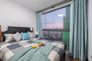 Design Suite, 3 Bedrooms, Pets Allowed, River View | Desk, laptop workspace, free WiFi, bed sheets - xingman Hotel (Chongqing)
