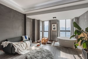 Apartamento com design assinado, 1 cama Queen, banheira, vista para o rio | Escrivaninha, espaço de trabalho para notebook, Wi-Fi de cortesia