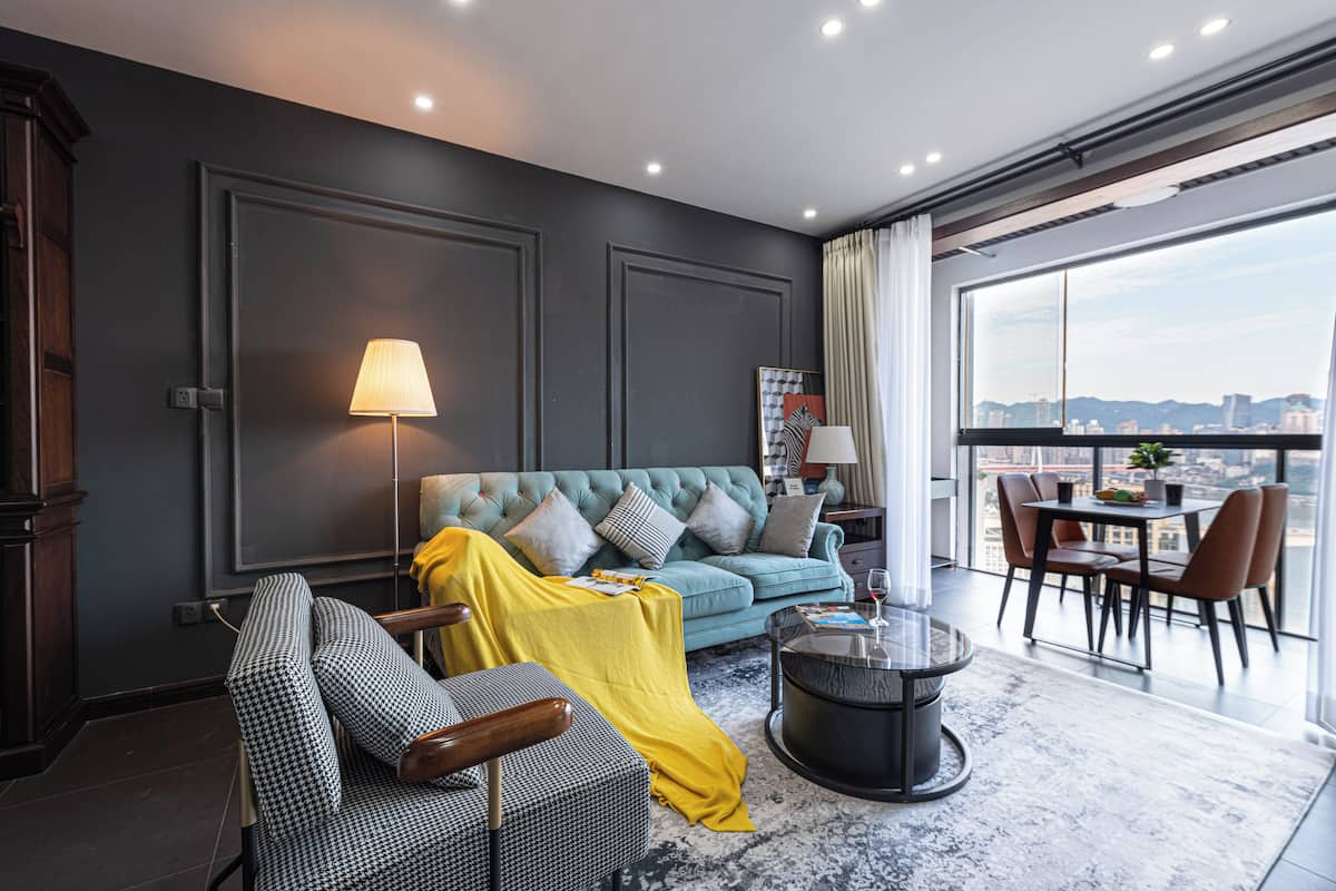 Espacio para trabajar con laptop, wifi gratis y ropa de cama