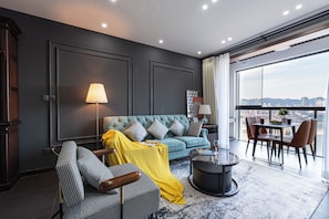 時尚套 房, 3 間臥室, 可攜帶寵物, 河景 | 書桌、手提電腦工作空間、免費 Wi-Fi、床單