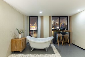 Signature Apartment, 1 Queen Bed, Bathtub, River View | Desk, laptop workspace, free WiFi, bed sheets - Deer's Return - Riverside Summer Homestay - Beibin Road (Chongqing)