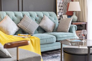 Suite de diseño | Espacio para trabajar con un portátil, wifi gratis, ropa de cama