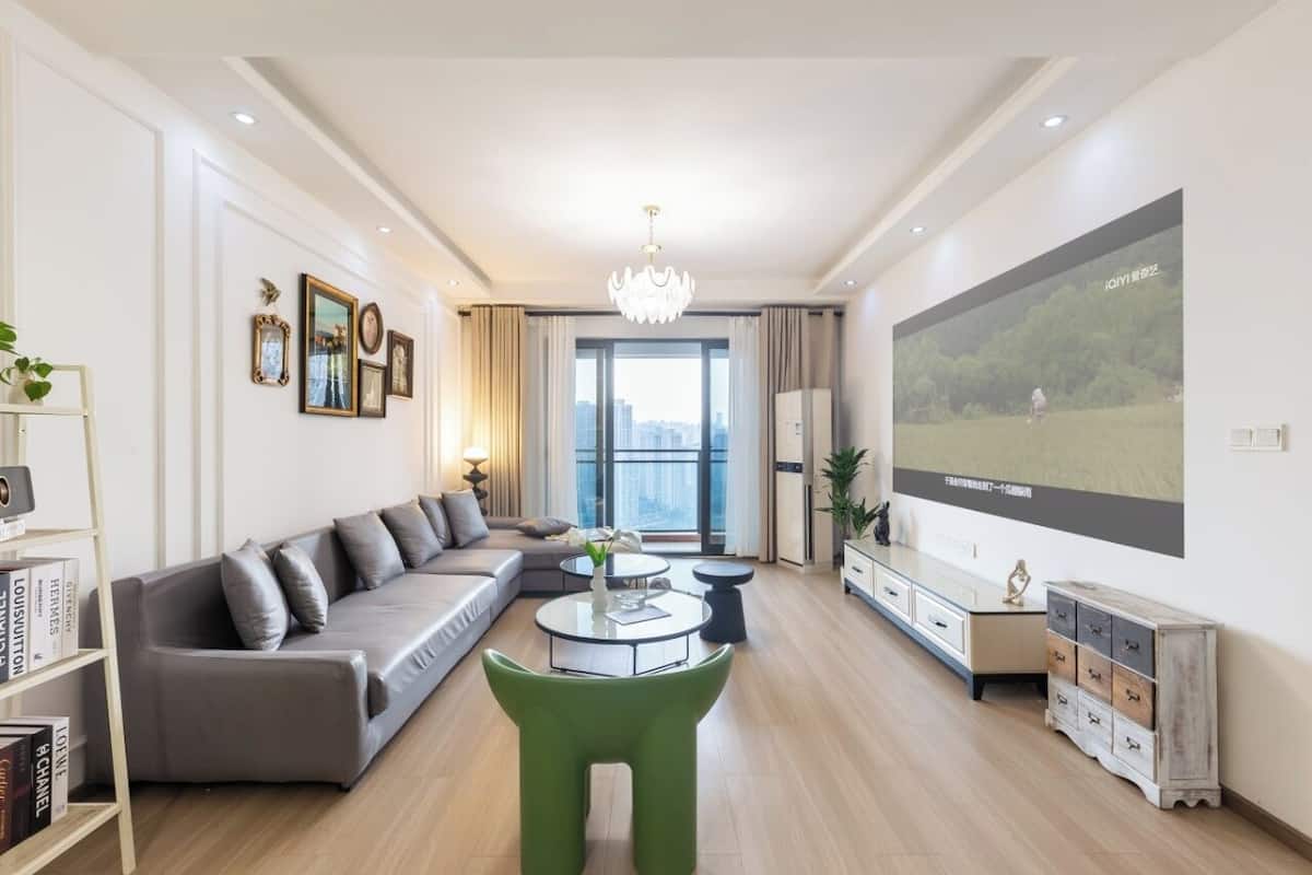 Espacio para trabajar con laptop, wifi gratis y ropa de cama