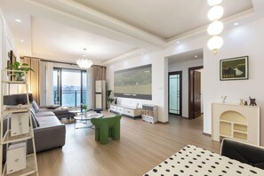 Comfort Suite, 2 Bedrooms, Kitchen, River View | Desk, laptop workspace, free WiFi, bed sheets - xingman Hotel (Chongqing)