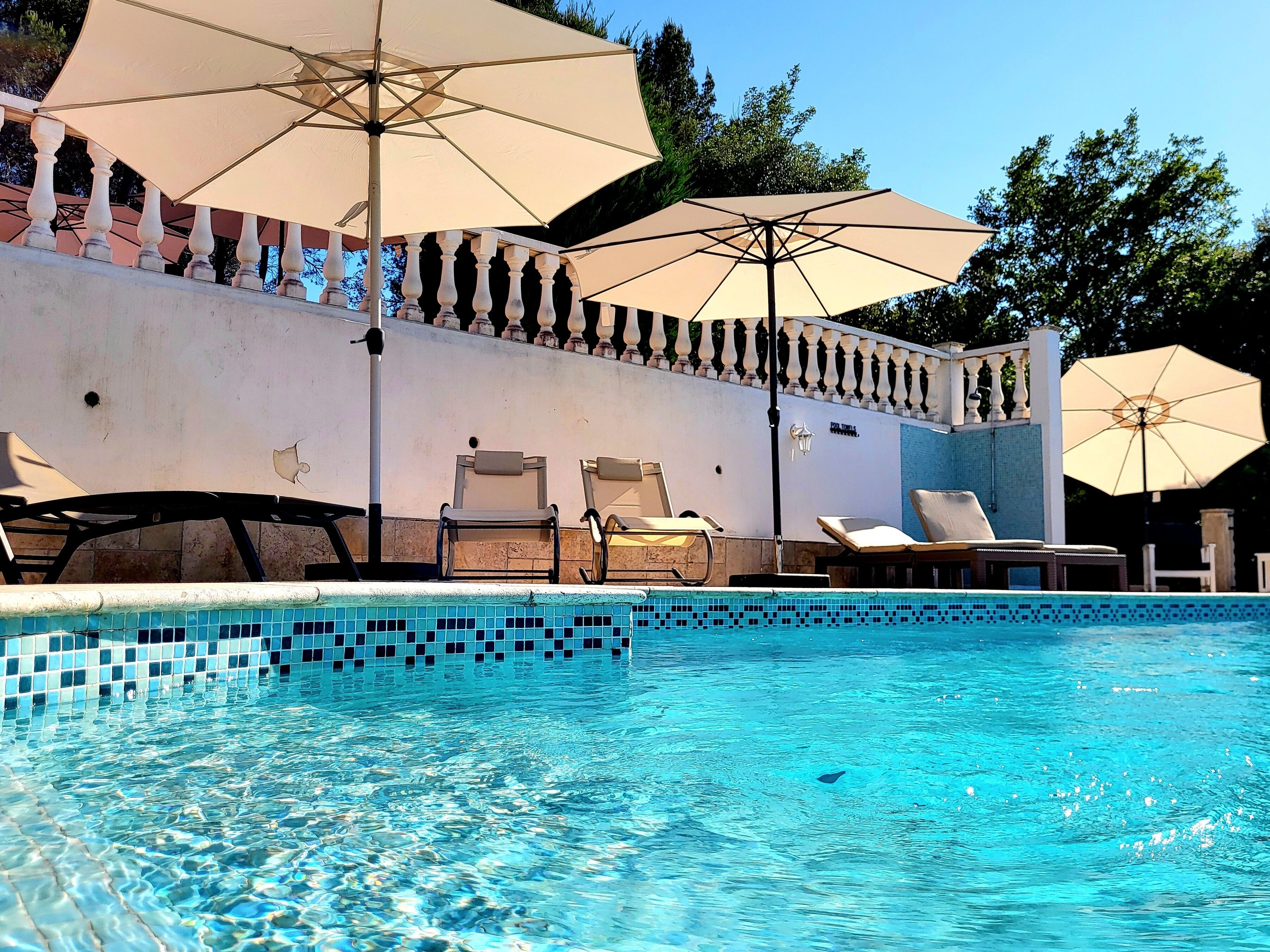 Een buitenzwembad en een verwarmd zwembad