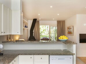 Fridge, microwave, oven, dishwasher - Country Club family garden by Interhome (Pals)
