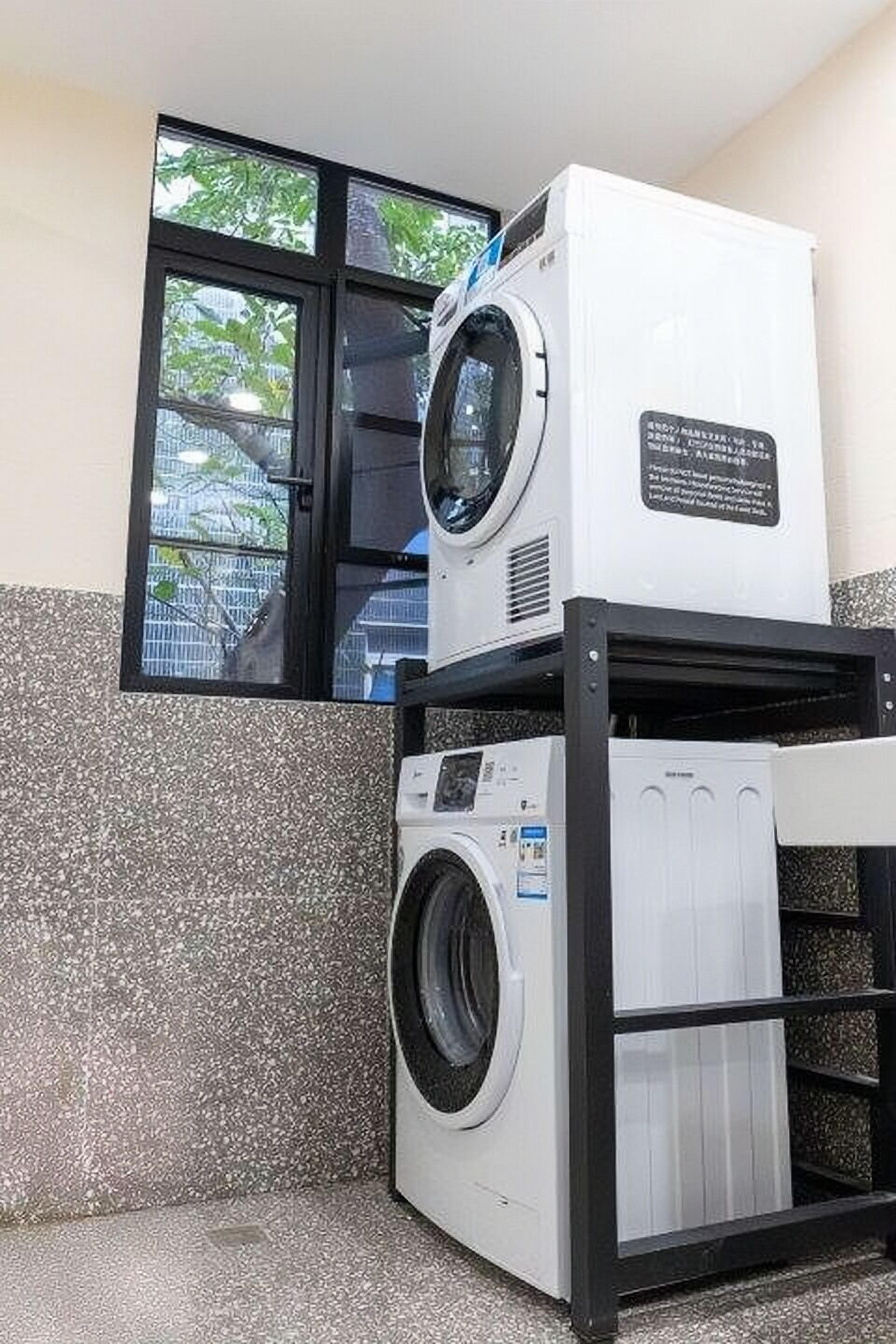 Regadera, amenidades de baño gratuitas, secadora de cabello, shampoo 