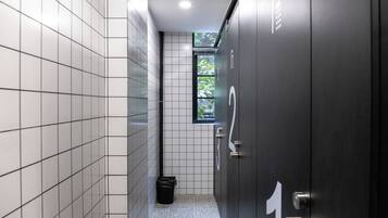 Buồng tắm vòi sen, đồ dùng nhà tắm miễn phí, máy sấy tóc, dầu gội