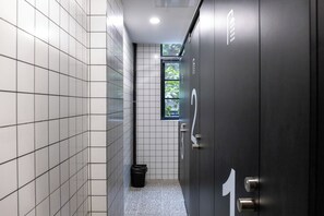 Shower, free toiletries, hair dryer, shampoo - Chongqing Desti Youth Park Hostel Liberation Monument (Chongqing)