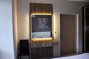Iron/ironing board, WiFi, bed sheets - Modern Apartment In City Center (Tiranë)