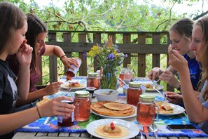Outdoor dining - Öland's most beautiful vacation farm (Kalmar)
