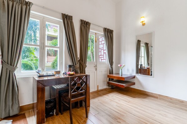 Quarto casal | Roupas de cama premium, edredons de pluma, escrivaninha