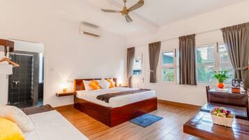 Habitación Deluxe, 1 cama de matrimonio, vistas a la piscina | Ropa de cama de alta calidad, edredones de plumas, escritorio