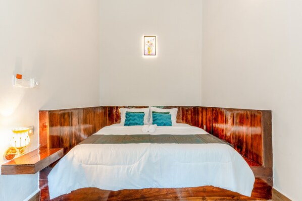 Habitación doble | Ropa de cama de alta calidad, edredones de plumas, escritorio