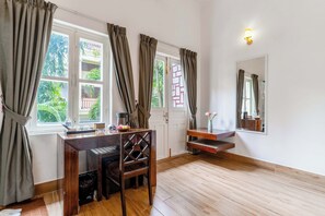 Standard Room | Premium bedding, down comforters, desk, free WiFi - Emeraldgems Premium Residence (Phnom Penh)